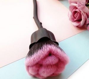 Brocha de polvo maquillaje flor negro