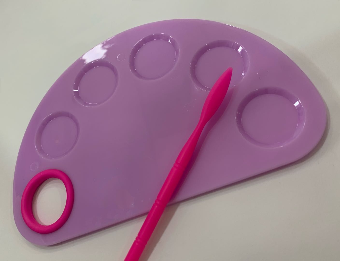 KIT PALETA DE COLORES Y ESPATULA DE METAL MEDIA LUNA PARA PINTURAS - Imagen 5